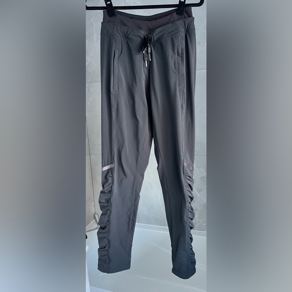 Lululemon Dogwalker pants
Size 4 - Picture 2 of 3